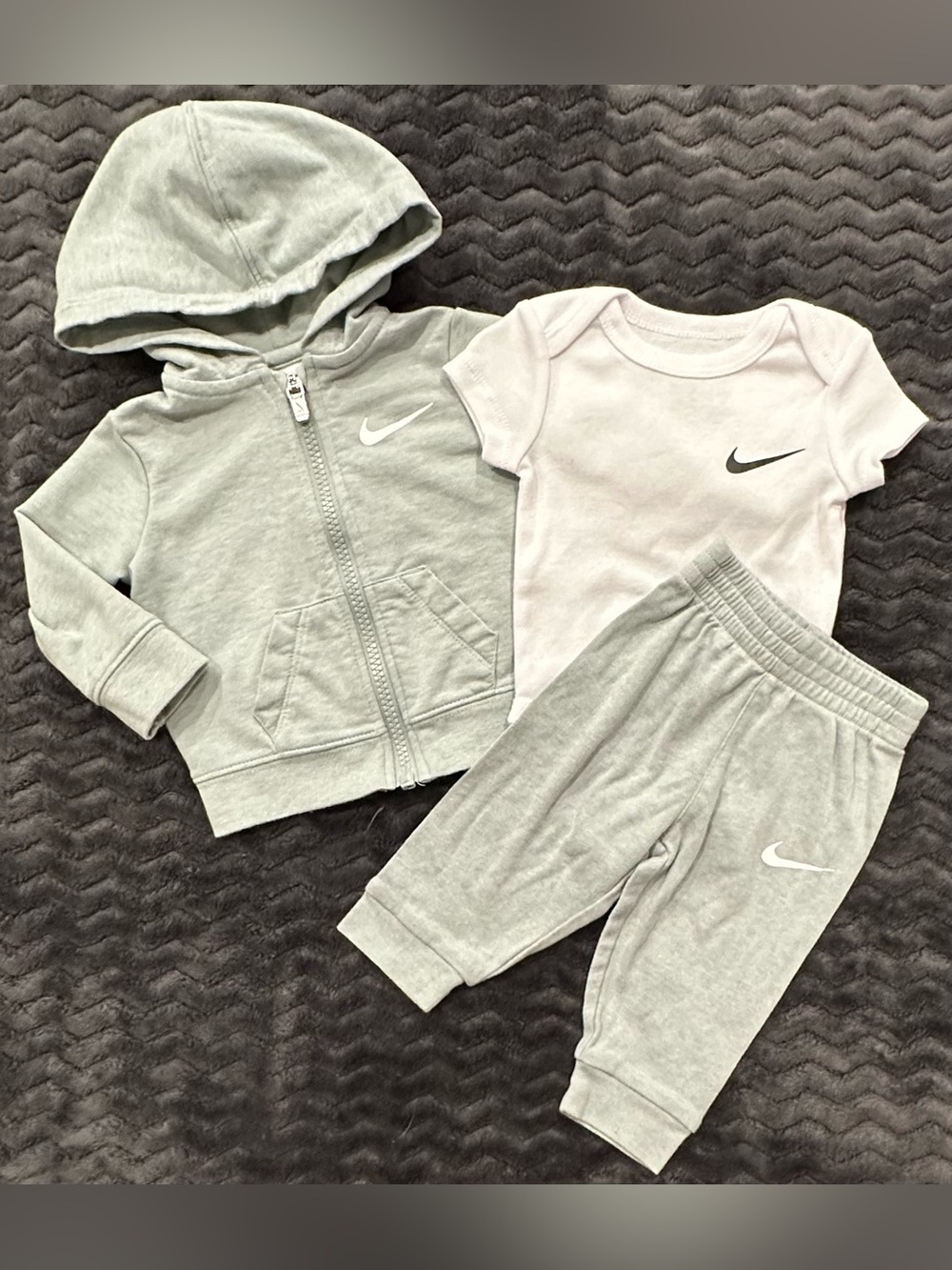 Like New Nike Baby 3-Piece Light Green Hoodie, Logo Onesie & Pants Set Sz 3 mos.